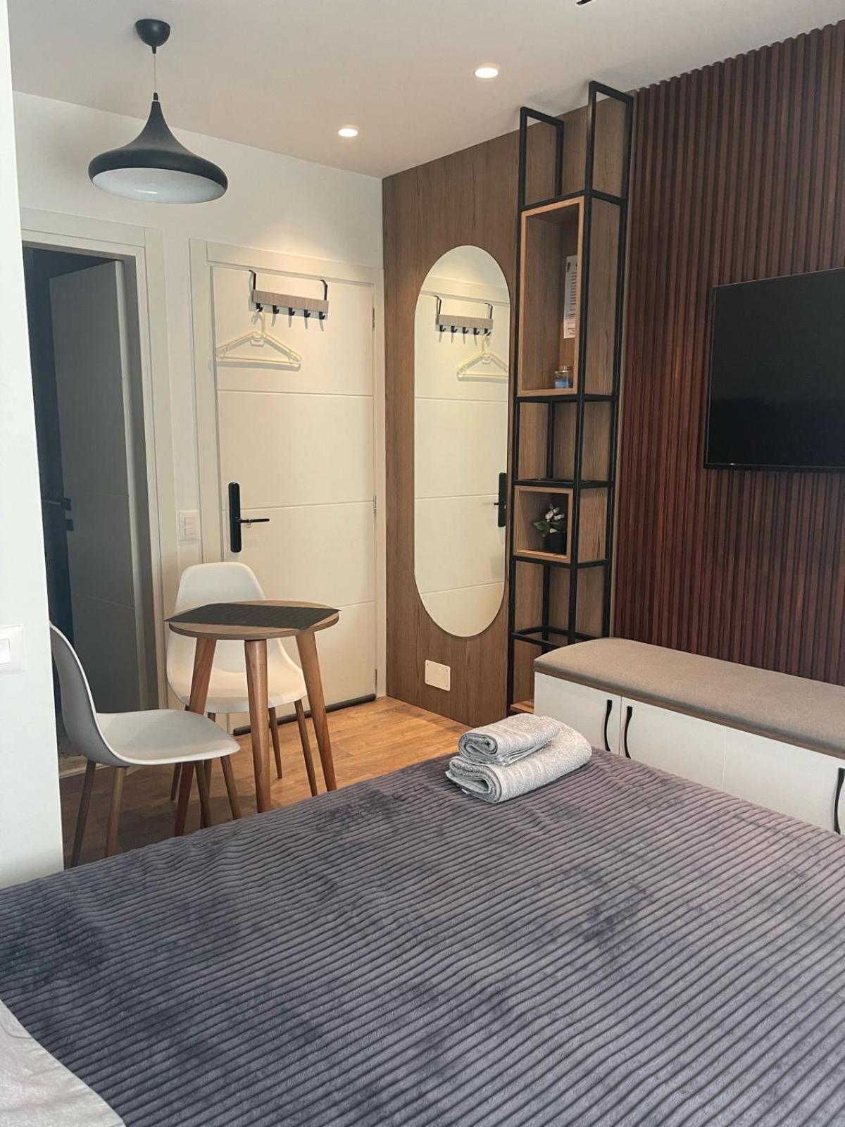 Downtown Studio Apartments 地拉那 外观 照片
